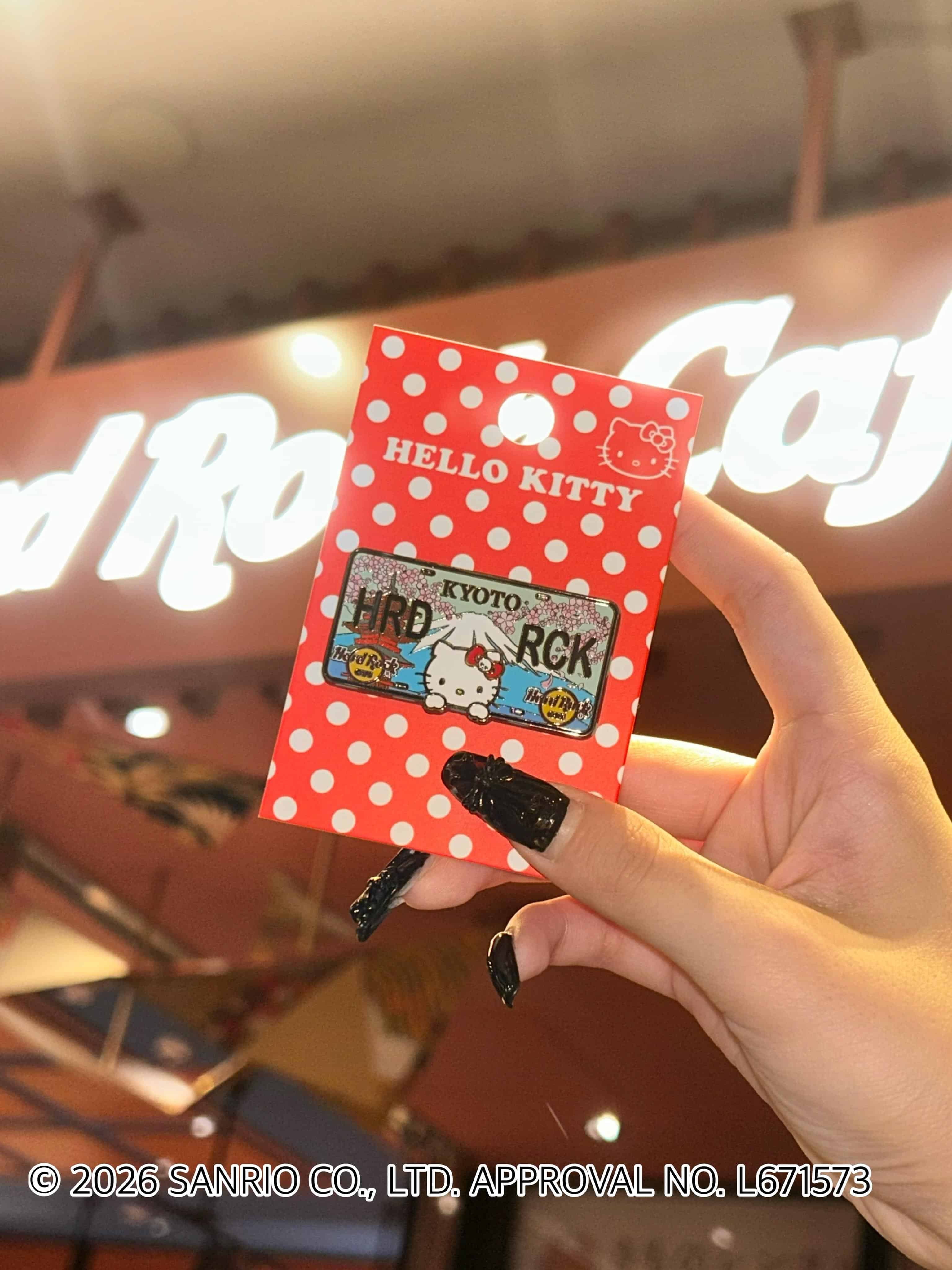 🎀ハローキティのLicense plate pin がハードロックカフェ京都に登場✨